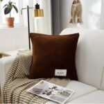 housse de coussin en velours marron 1