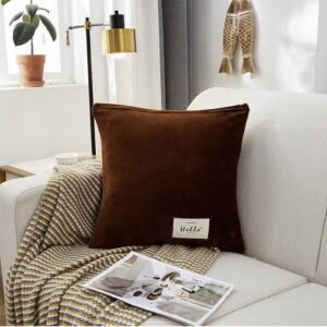 housse de coussin en velours marron 1