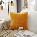 housse de coussin en velours orange 1